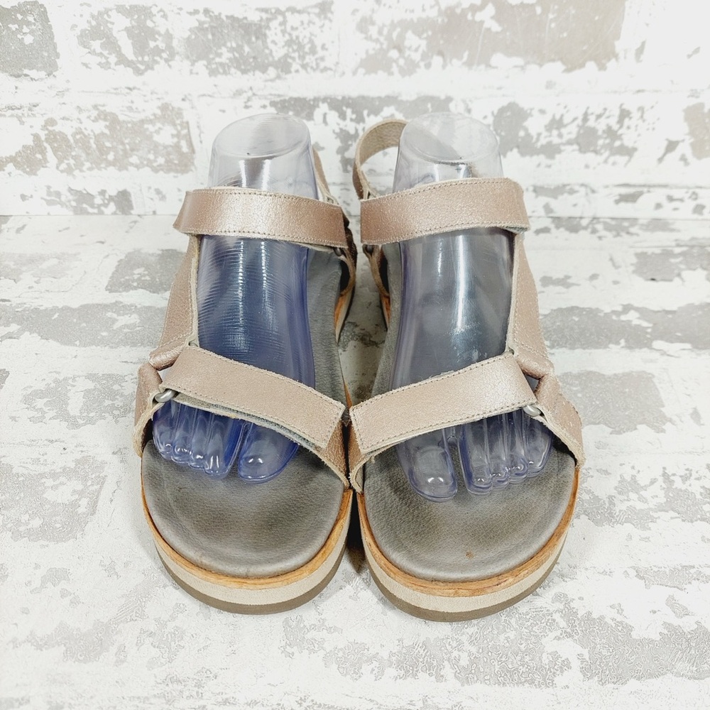 Merrell Metallic Sandals - Picture 3 of 12